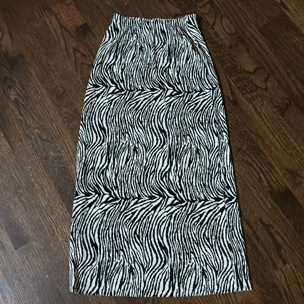 Fun vintage 1990s CPW brand 33” long tightly pleated polyester skirt. Small.
